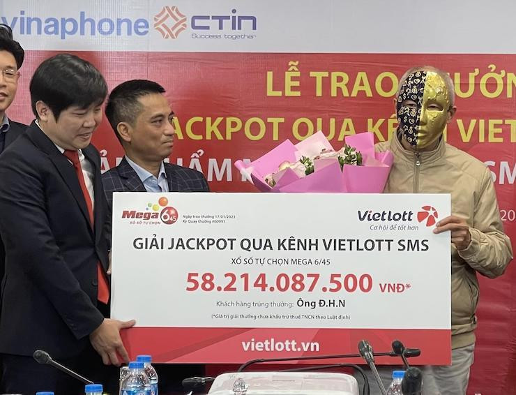 Ông Đ.H.N (đeo mặt nạ) là chủ nhân của giải Jackpot - Mega 6/45 kỳ quay #00991. Ông Đ.H.N (đeo mặt nạ) là chủ nhân của giải Jackpot - Mega 6/45 kỳ quay #00991.