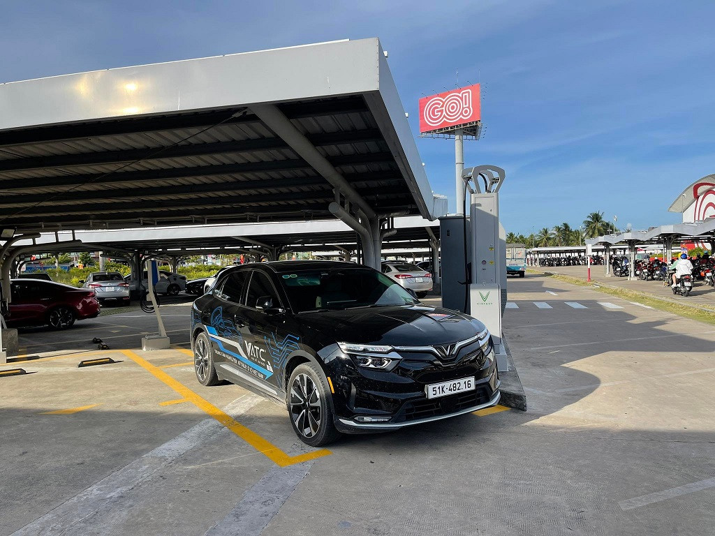 Trạm sạc được lắp đặt tại các trạm dừng chân giúp thuận tiện cho những chuyến đi dài. Trạm sạc được lắp đặt tại các trạm dừng chân giúp thuận tiện cho những chuyến đi dài.