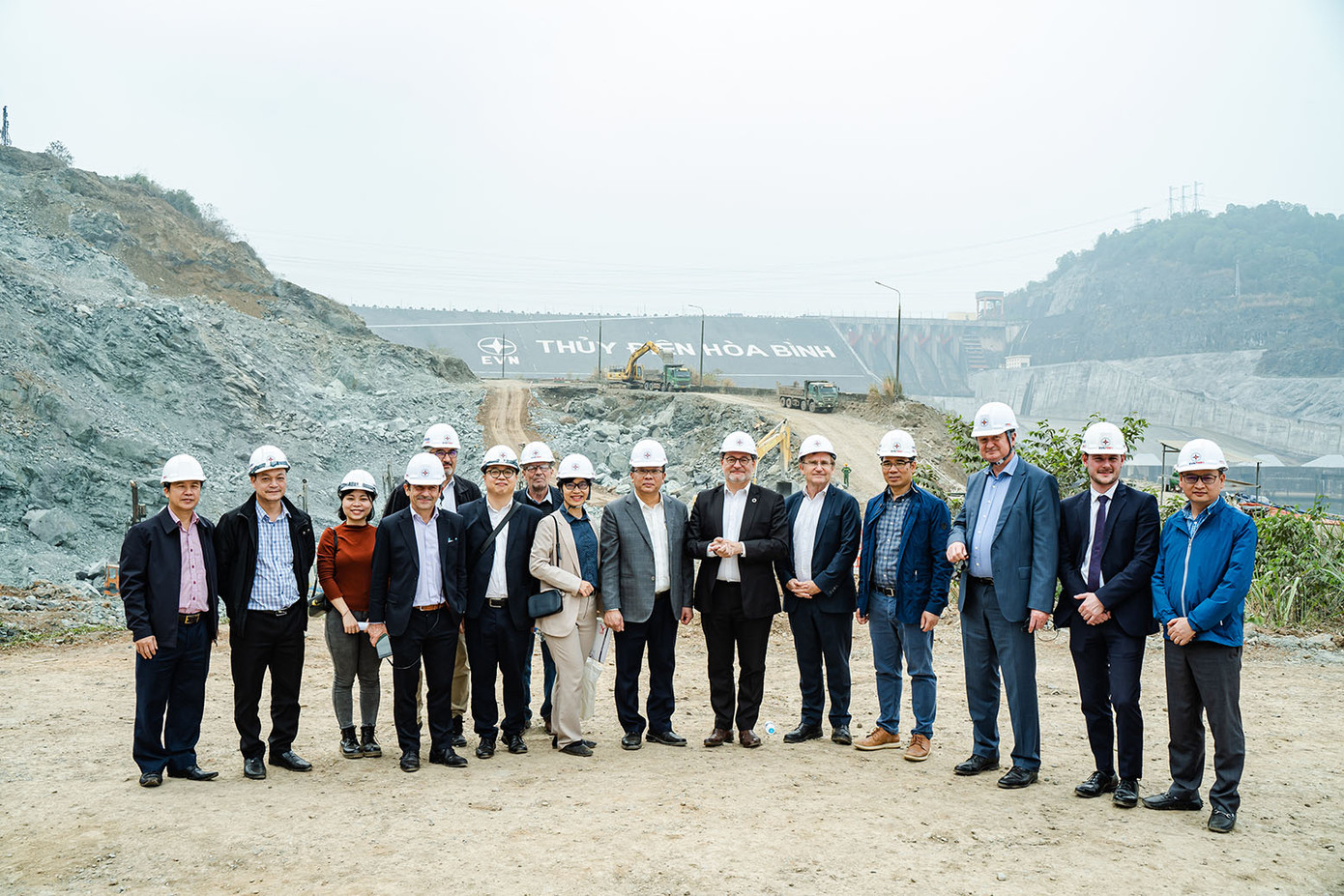 Ông Rémy Rioux cùng đoàn công tác đã đến thăm công trường Dự án Nhà máy Thủy điện Hòa Bình mở rộng