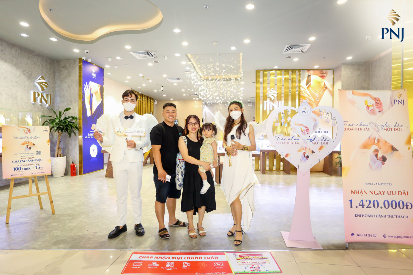 Thị trường mua sắm trở nên sôi động trước ngày Valentine