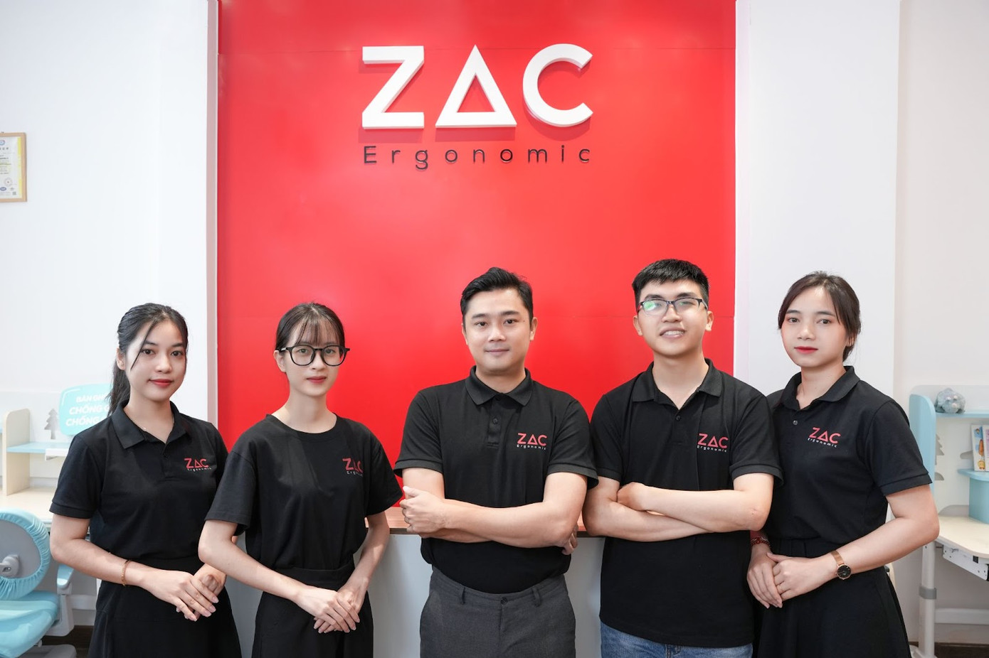 Ông Nguyễn Ngọc Tuấn Lợi (giữa) - Nhà sáng lập kiêm CEO SKYLINK Group Ông Nguyễn Ngọc Tuấn Lợi (giữa) - Nhà sáng lập kiêm CEO SKYLINK Group