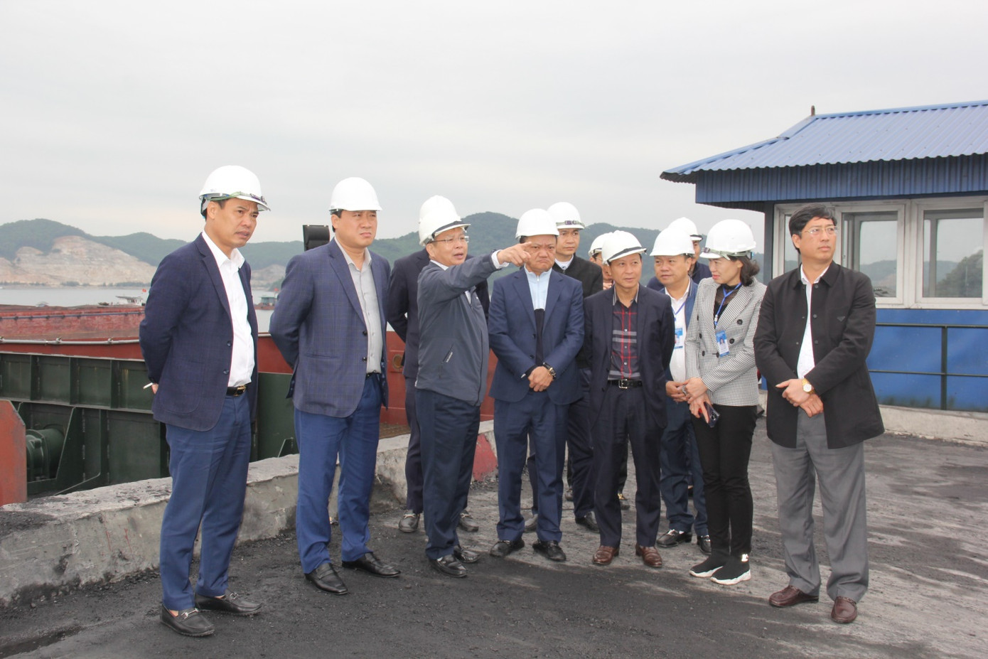 Kiểm tra tại khu vực kho cảng xuất, nhập than của Công ty CP Kinh doanh Than Cẩm Phả