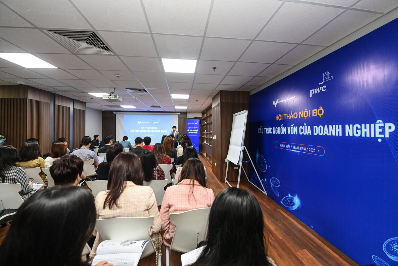 Các cán bộ, lãnh đạo Meey Land lắng nghe những chia sẻ từ chuyên gia PwC
