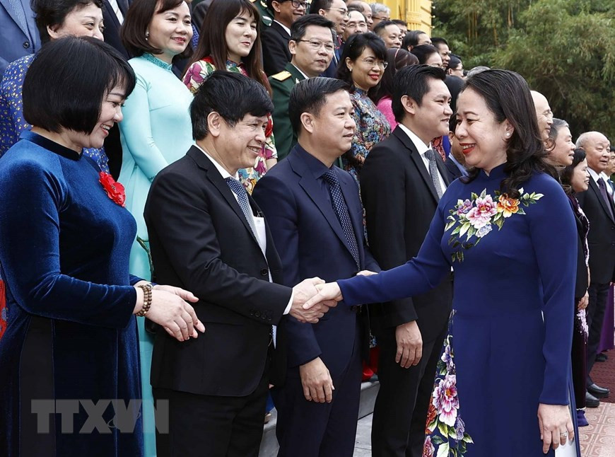 Quyền Chủ tịch nước Võ Thị Ánh Xuân với các thầy thuốc, cán bộ y tế tiêu biểu toàn quốc. (Ảnh: Thống Nhất/TTXVN)