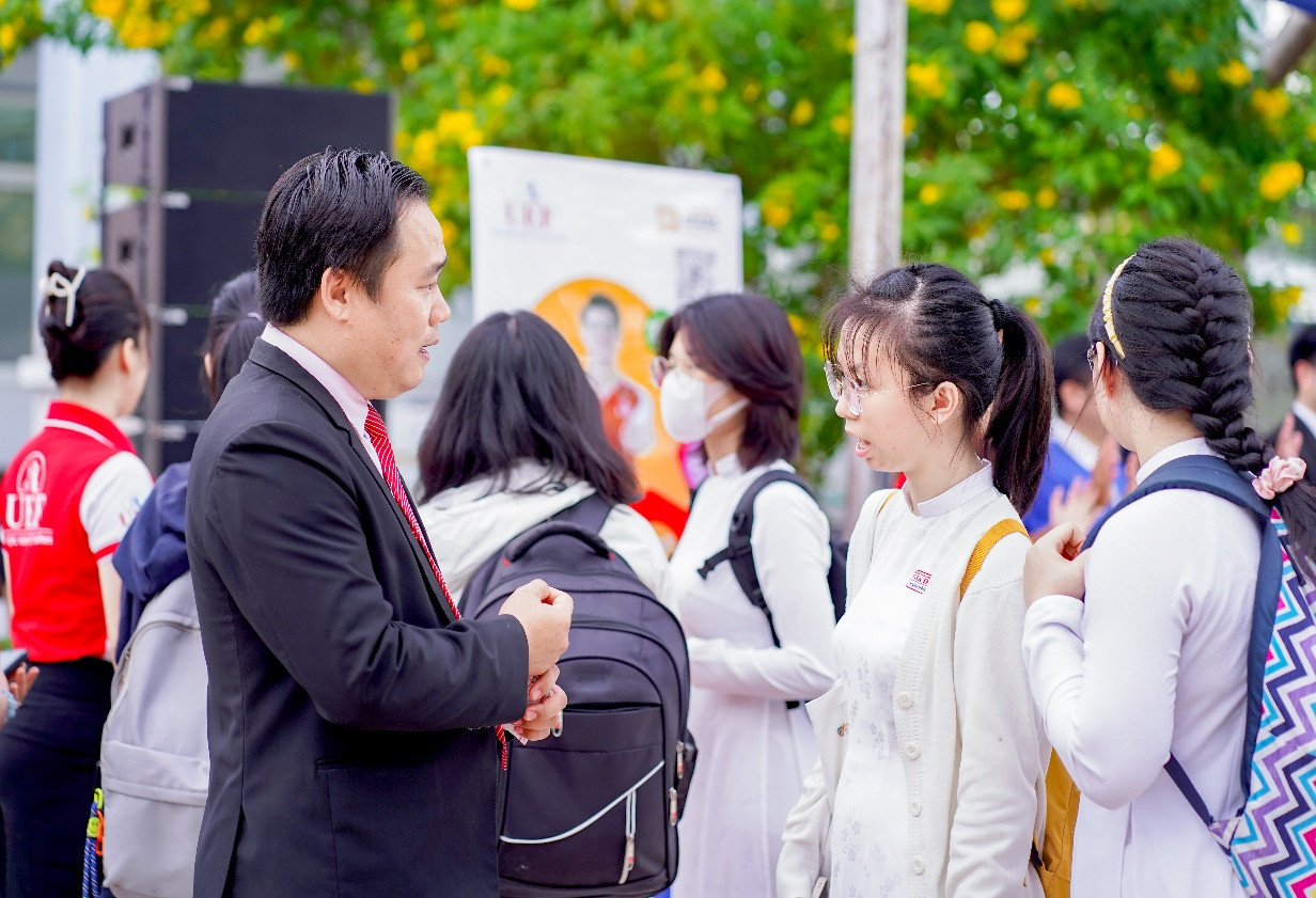 UEF nhận hồ sơ xét tuyển học bạ năm 2023 từ 16/2