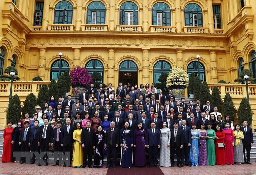 Quyền Chủ tịch nước Võ Thị Ánh Xuân và các thầy thuốc, cán bộ y tế tiêu biểu toàn quốc. (Ảnh: Thống Nhất/TTXVN)