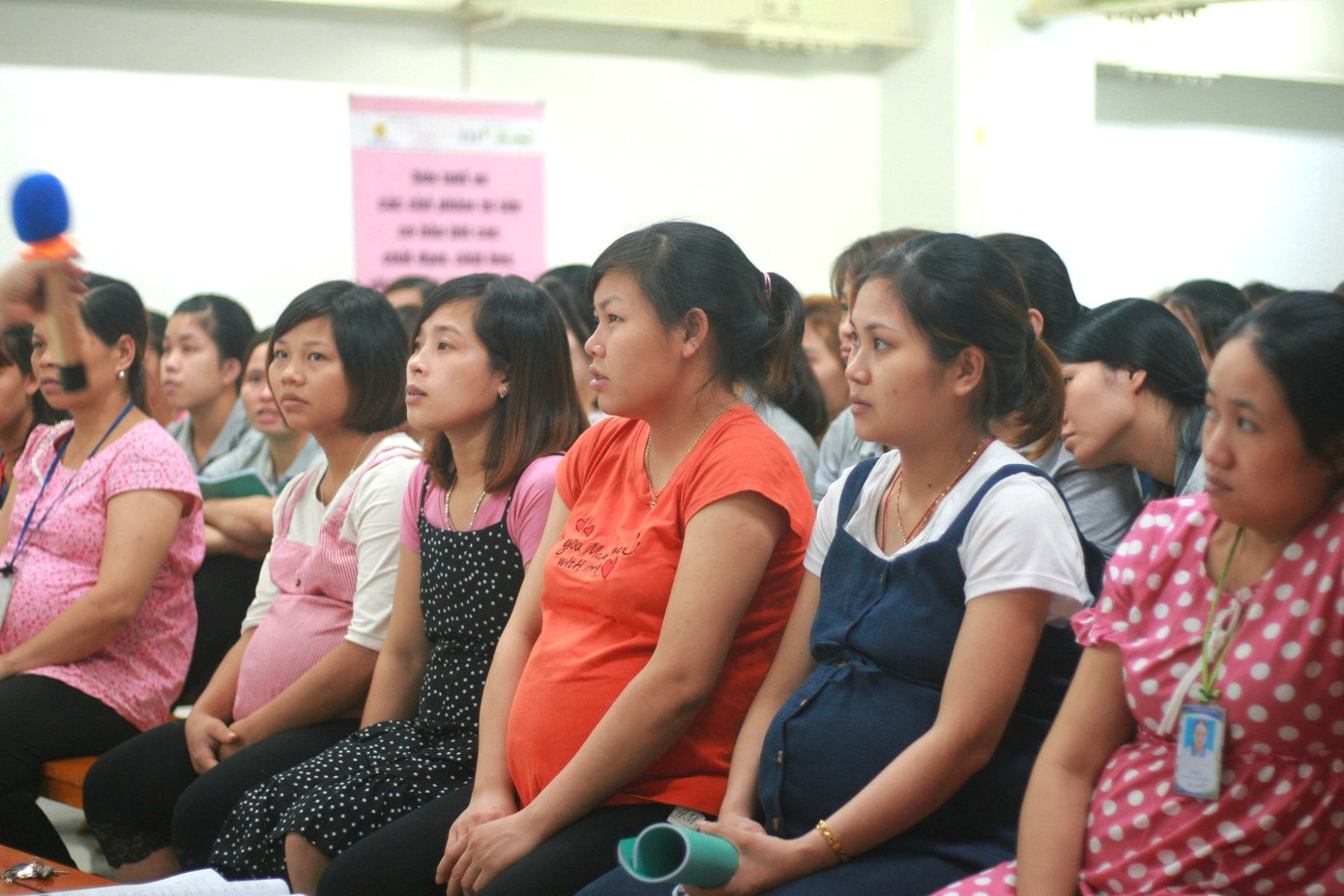 Nữ công nhân mang thai tham dự một buổi truyền thông về chăm sóc dinh dưỡng trong khuôn khổ Dự án "Vì mẹ và bé - Vì tầm vóc Việt" do Quỹ Vì Tầm Vóc Việt triển khai