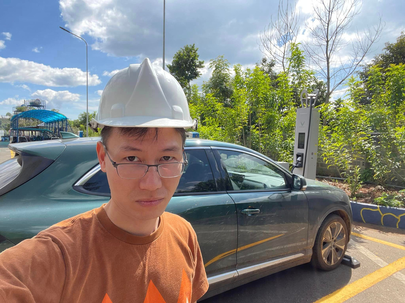 Anh Bạch Thành Trung - Admin diễn đàn VOZ trên hành trình 6.600 km xuyên Việt. Anh Bạch Thành Trung - Admin diễn đàn VOZ trên hành trình 6.600 km xuyên Việt.