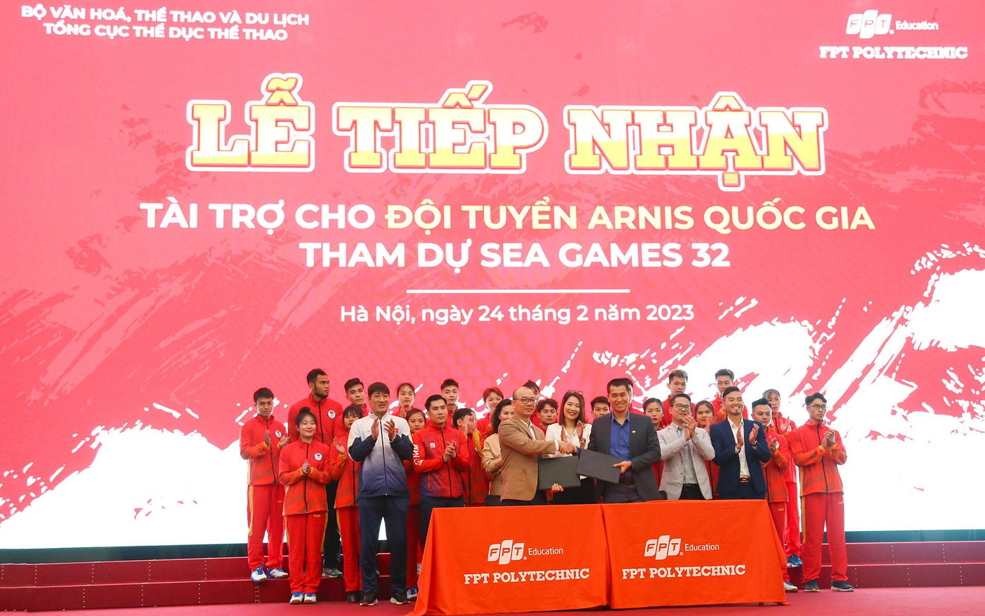 Ông Hoàng Quốc Vinh - Vụ trưởng Vụ Thể thao thành tích cao 1 cùng ông Vũ Chí Thành - Hiệu trưởng Trường Cao đẳng FPT Polytechnic ký kết xác nhận tài trợ cho đội tuyển võ gậy. Ông Hoàng Quốc Vinh - Vụ trưởng Vụ Thể thao thành tích cao 1 cùng ông Vũ Chí Thành - Hiệu trưởng Trường Cao đẳng FPT Polytechnic ký kết xác nhận tài trợ cho đội tuyển võ gậy.