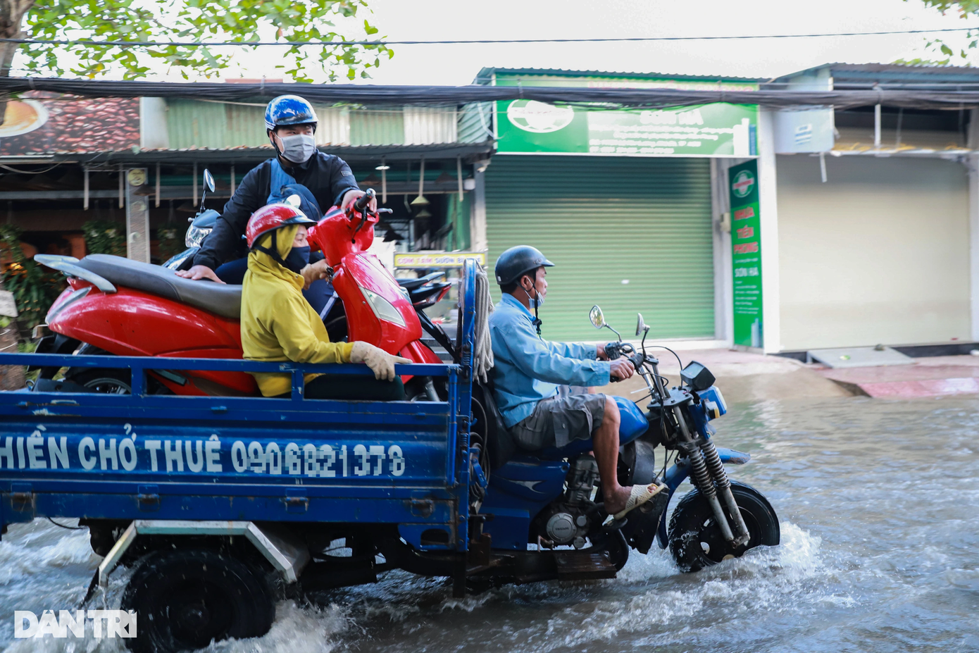 Để xe không bị chết máy, người dân thuê xe ba gác chở qua đoạn đường ngập nước để đi làm. Phí mỗi lần chở khoảng 100.000 đồng. Để xe không bị chết máy, người dân thuê xe ba gác chở qua đoạn đường ngập nước để đi làm. Phí mỗi lần chở khoảng 100.000 đồng.