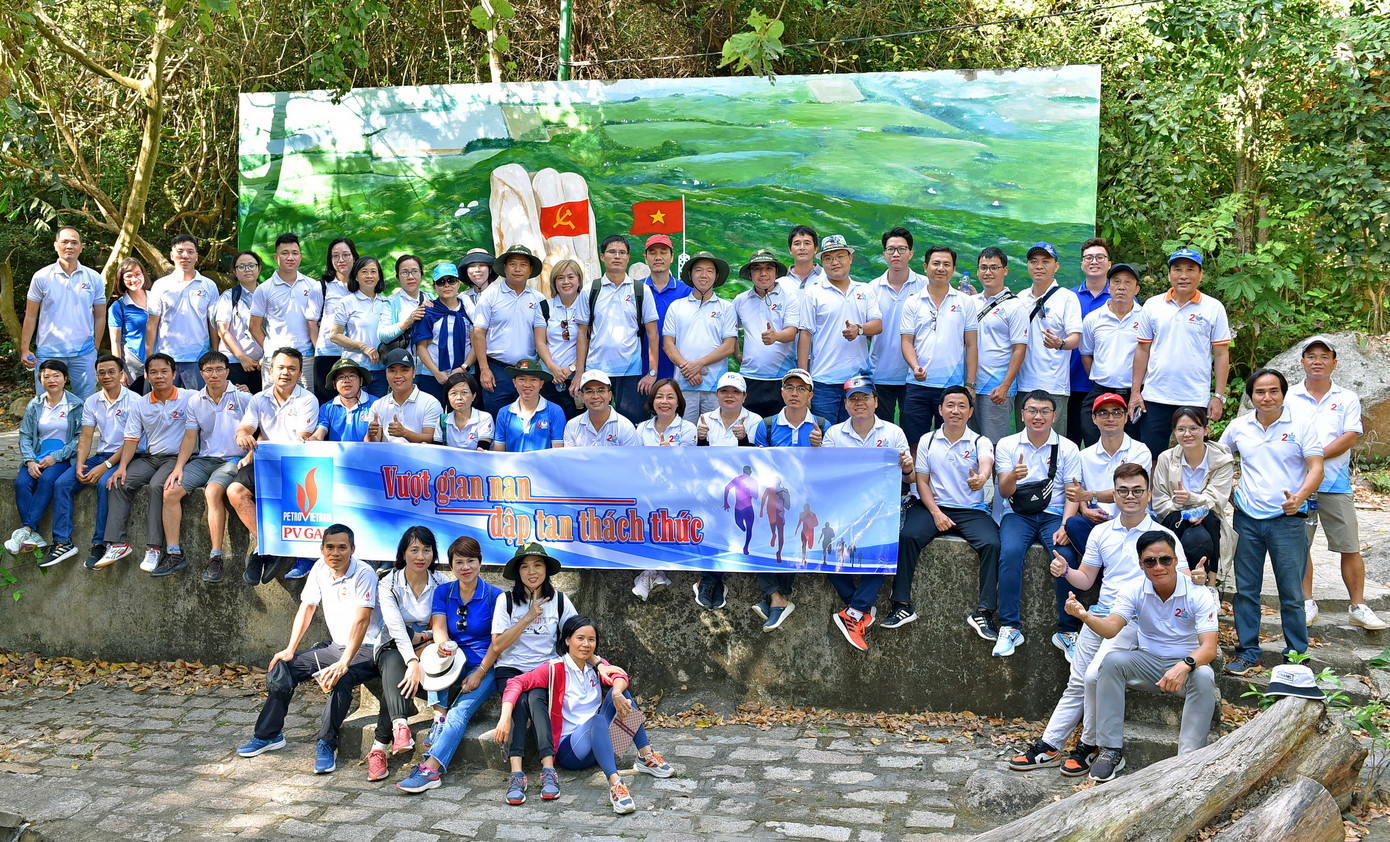 Chương trình du khảo về nguồn tại Khu di tích lịch sử căn cứ Minh Đạm, kết hợp hoạt động leo núi khám phá với khẩu hiệu “Vượt gian nan, đập tan thách thức”