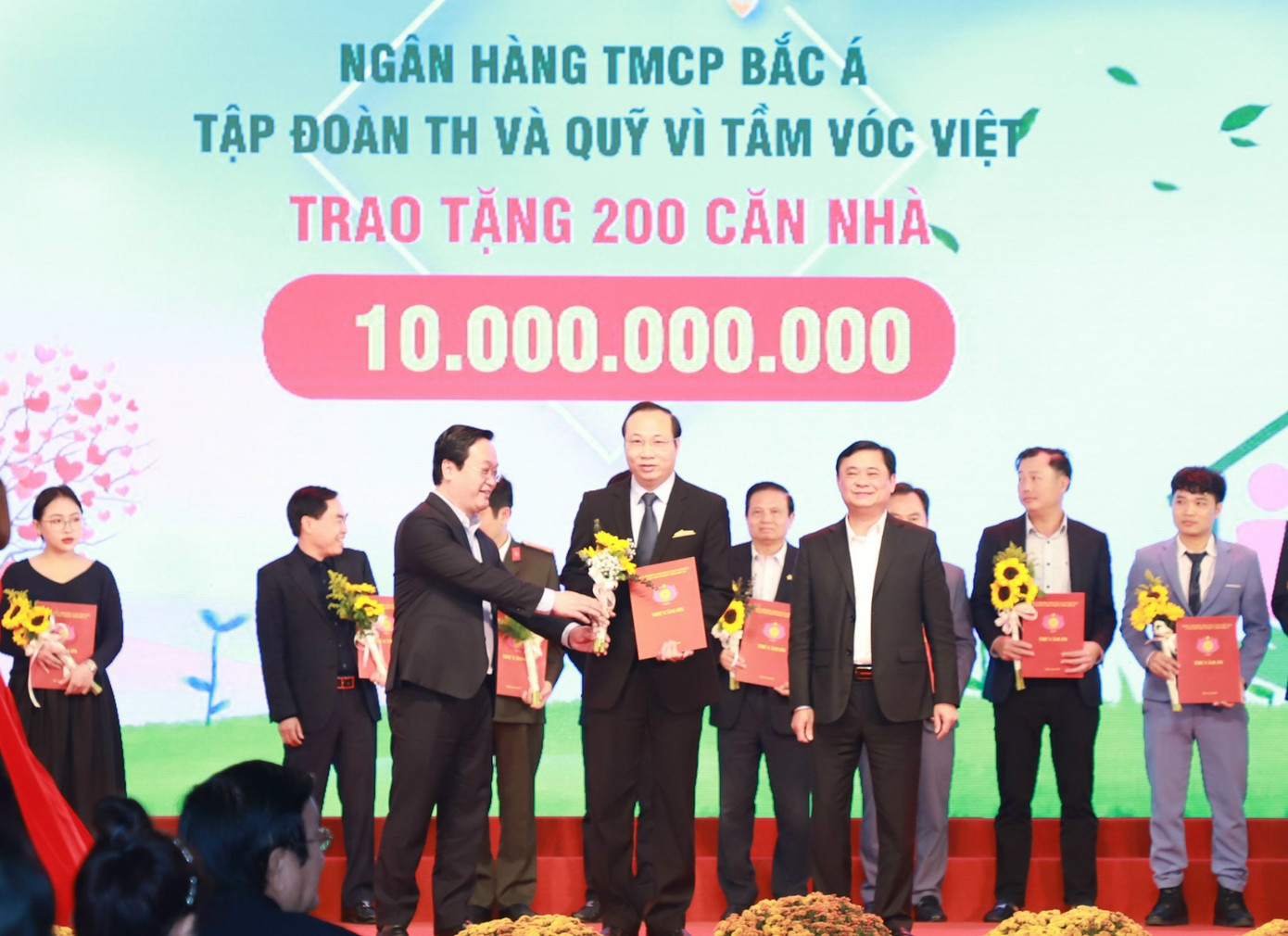 Đại diện Ngân hàng TMCP Bắc Á, Tập đoàn TH và Quỹ Vì Tầm Vóc Việt ủng hộ 10 tỷ đồng hỗ trợ xây dựng 200 căn nhà cho người nghèo, người có hoàn cảnh khó khăn tại Nghệ An giai đoạn 2023-2025.