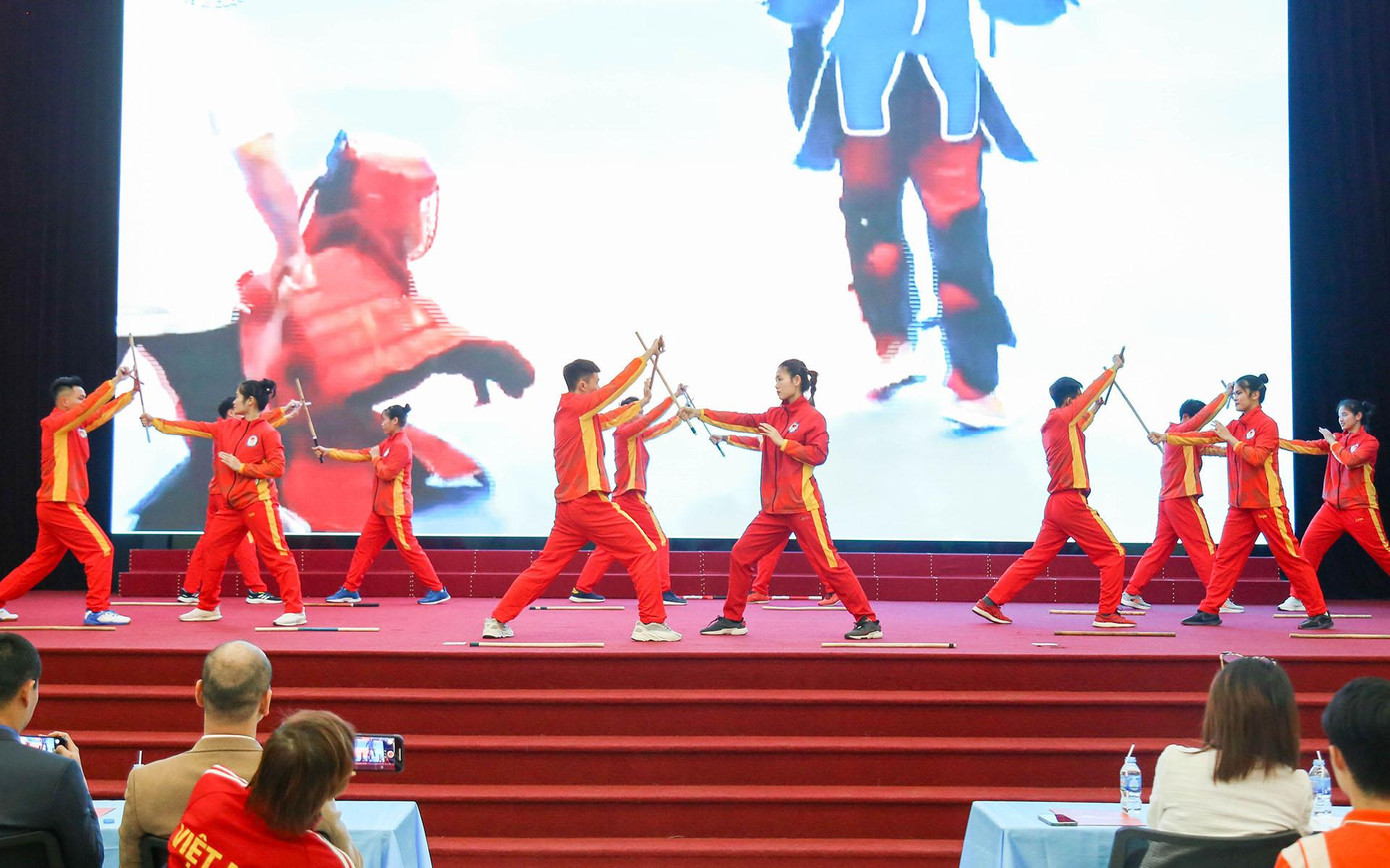 Màn biểu diễn võ gậy của các VĐV Đội tuyển Võ gậy (Arnis) Quốc gia tại Lễ Tiếp nhận tài trợ. Màn biểu diễn võ gậy của các VĐV Đội tuyển Võ gậy (Arnis) Quốc gia tại Lễ Tiếp nhận tài trợ.