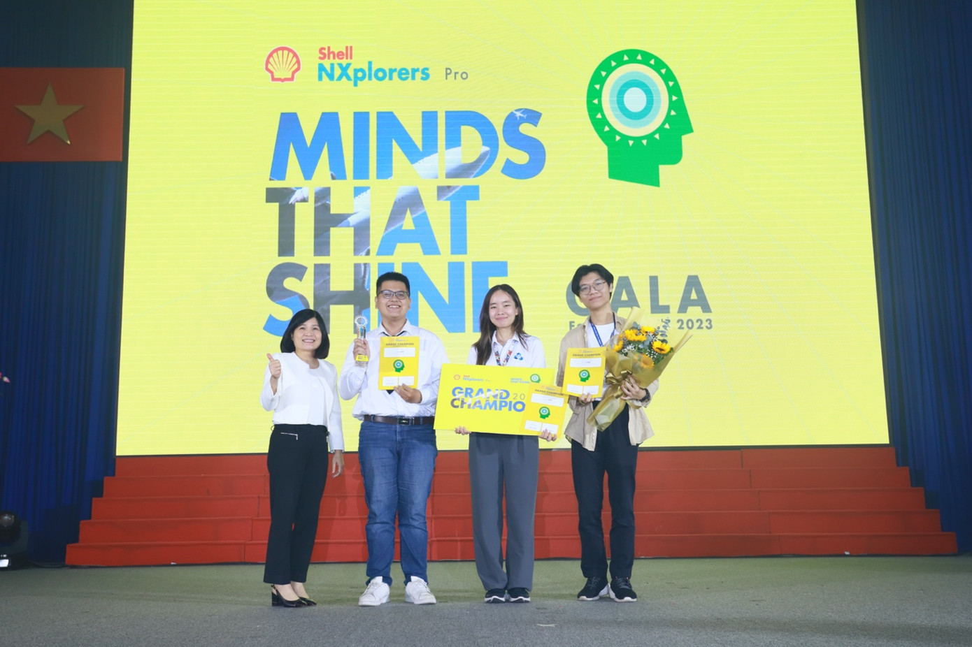 SIMZ - đội thi đến từ Đại học Bách Khoa TP.HCM đạt giải nhất với ý tưởng sáng tạo thùng rác tự động nhằm phân loại rác thải.