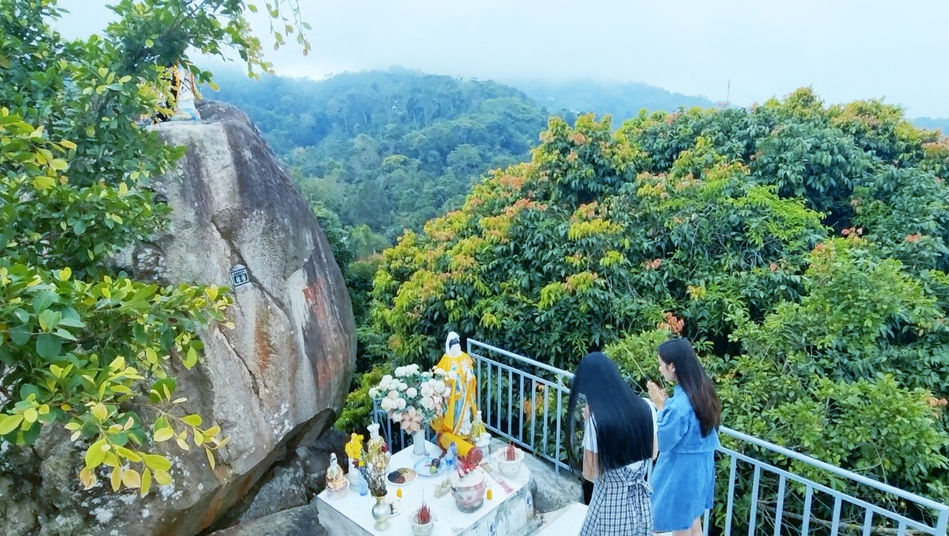 Hương khói chốn tâm linh trên đỉnh Núi Cấm