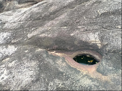 Mắt đá thần - kỳ quan Bảy Núi