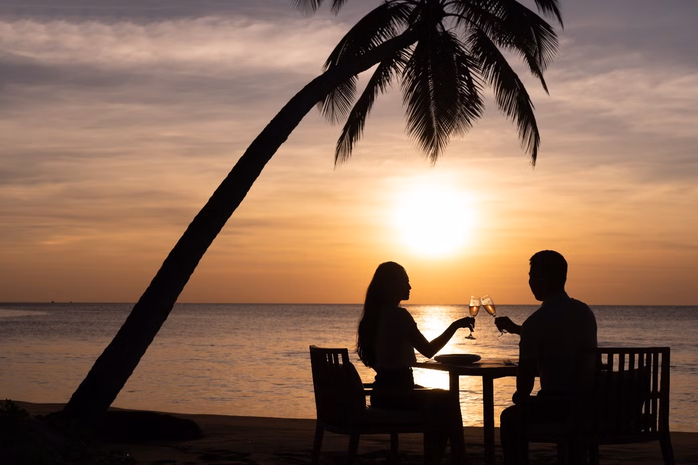 Khung cảnh hoàng hôn lãng mạn và trải nghiệm ẩm thực tinh tế là lựa chọn hoàn hảo để tận hưởng Valentines tại Regent Phú Quốc