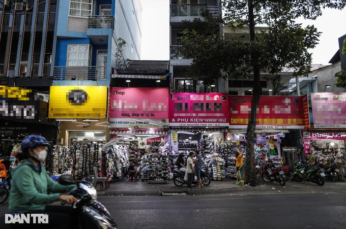 Vỉa hè trước cửa cơ sở kinh doanh "nghiễm nhiên" trở thành đất nhà họ, dùng để bày hàng và làm nơi giữ xe (Ảnh: Hải Long).