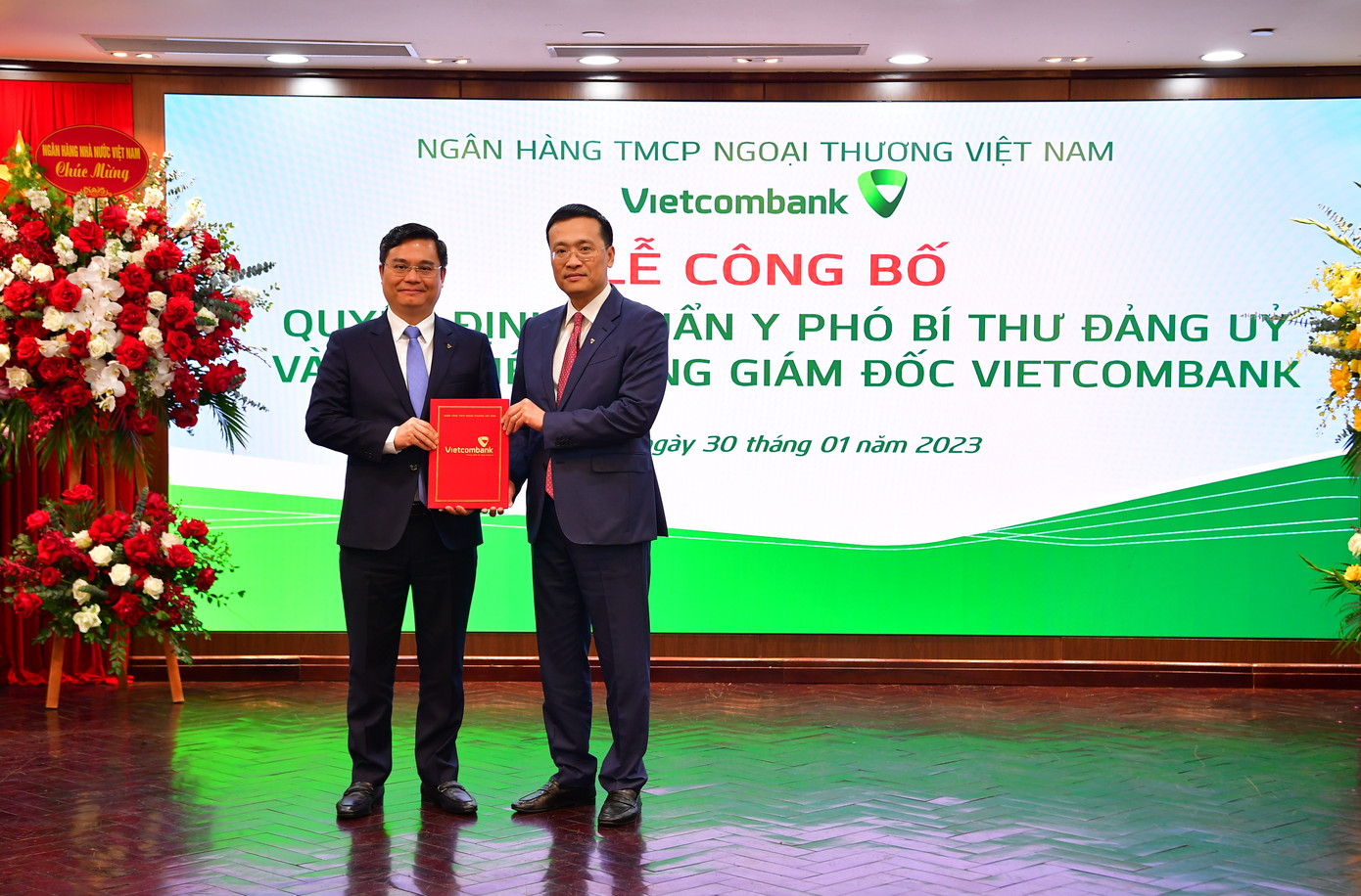 Ông Phạm Quang Dũng - Chủ tịch HĐQT Vietcombank (bên phải) trao quyết định bổ nhiệm Tổng giám đốc Vietcombank cho ông Nguyễn Thanh Tùng Ông Phạm Quang Dũng - Chủ tịch HĐQT Vietcombank (bên phải) trao quyết định bổ nhiệm Tổng giám đốc Vietcombank cho ông Nguyễn Thanh Tùng
