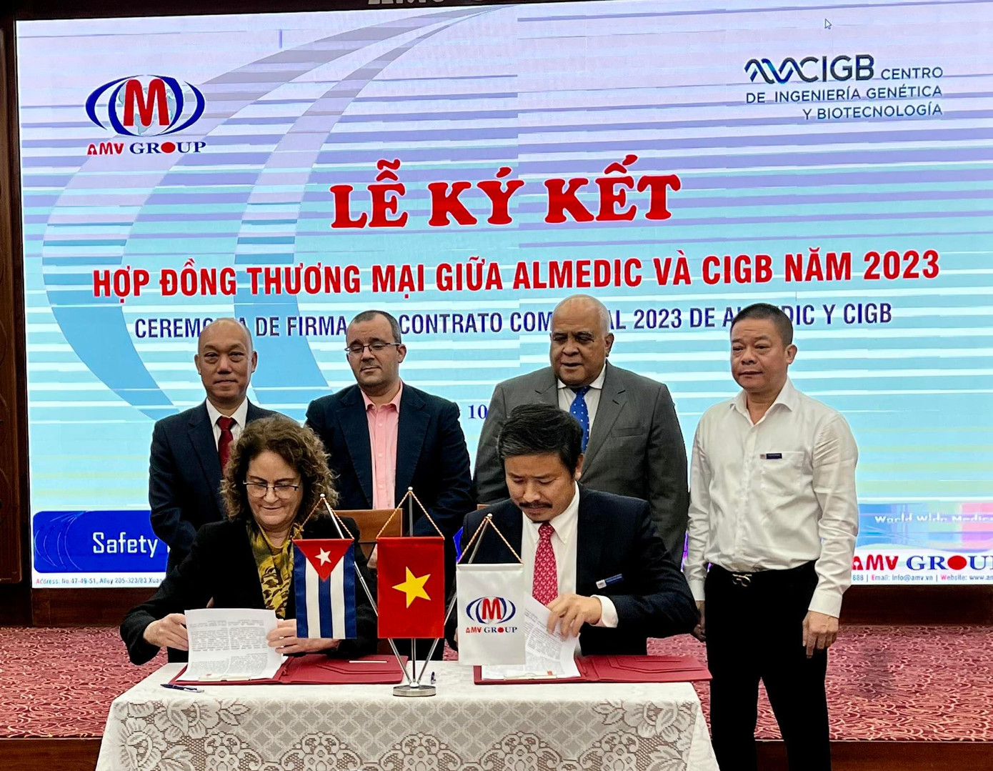 Ông Nguyễn Bình Minh, Tổng giám đốc Công ty CP Y tế Đức Minh, đại diện các Trung tâm sinh học hàng đầu đất nước Cuba và ngài Đại sứ đặc mệnh toàn quyền Cuba tại Việt Nam Orlando Nicolas Hernandez Guillen và Tham tán thương mại Cuba tại Việt Nam...tại lễ ký kết