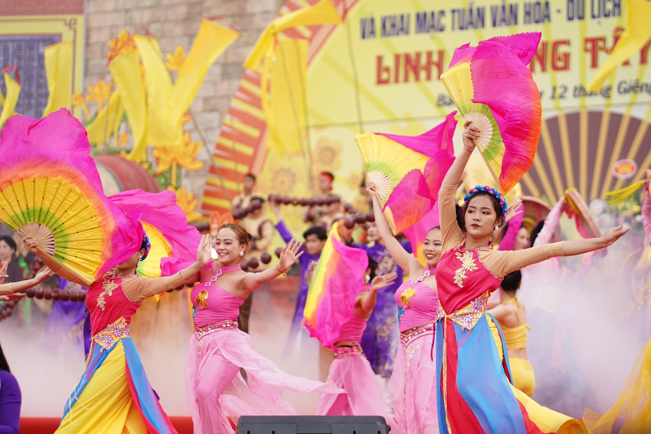 Tiết mục biểu diễn nghệ thuật tái hiện lịch sử lễ hội Tiết mục biểu diễn nghệ thuật tái hiện lịch sử lễ hội