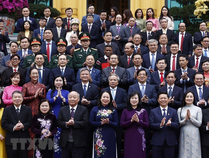 Quyền Chủ tịch nước Võ Thị Ánh Xuân chụp ảnh lưu niệm với các thầy thuốc, cán bộ y tế tiêu biểu toàn quốc. (Ảnh: Thống Nhất/TTXVN)