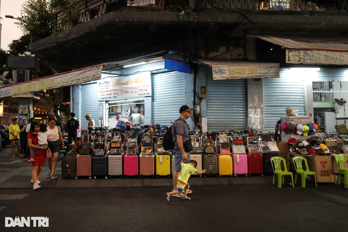 Người đi bộ phải xuống lòng đường vì vỉa hè bị chiếm dụng, tại đường Trương Định, phường Bến Thành, quận 1 (Ảnh: Hải Long).