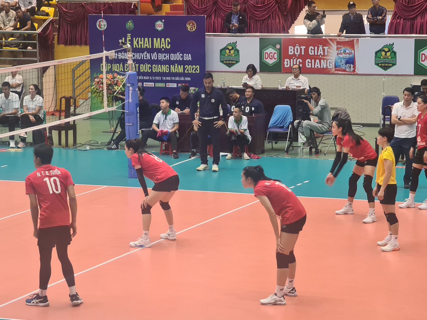 Bích Tuyền (số 10) thi đấu ấn tượng bên phía Ninh Bình LienVietPostBank