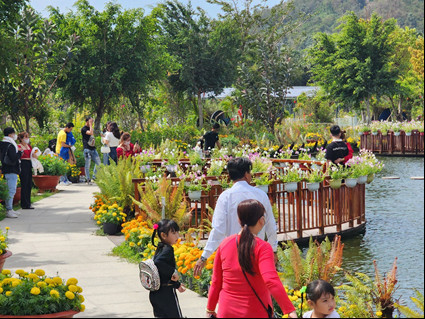 Tận hưởng gió xuân ở ven hồ Thiên cảnh