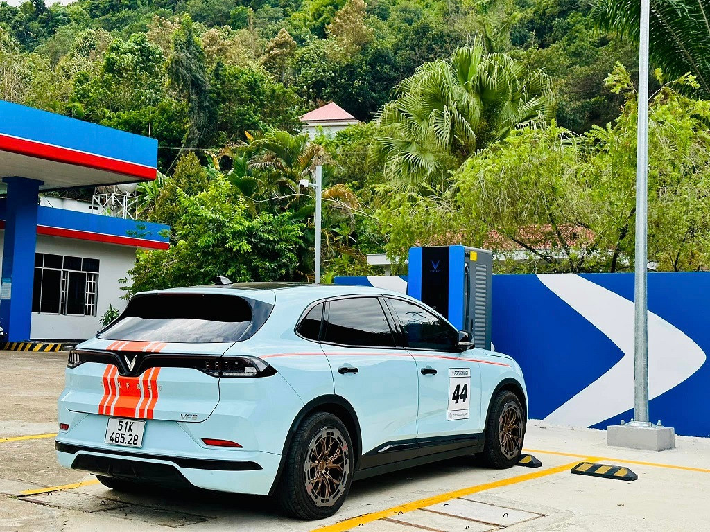 Chiếc xe VF 8 của anh Nguyễn Khắc Trung tại một trạm sạc trên Quốc lộ 20 thuộc tỉnh Lâm Đồng. Chiếc xe VF 8 của anh Nguyễn Khắc Trung tại một trạm sạc trên Quốc lộ 20 thuộc tỉnh Lâm Đồng.