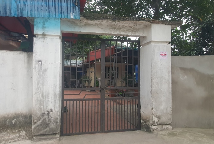 Điện thờ nhà bà Lựu hiện đã cửa đóng then cài. (Ảnh: TD)