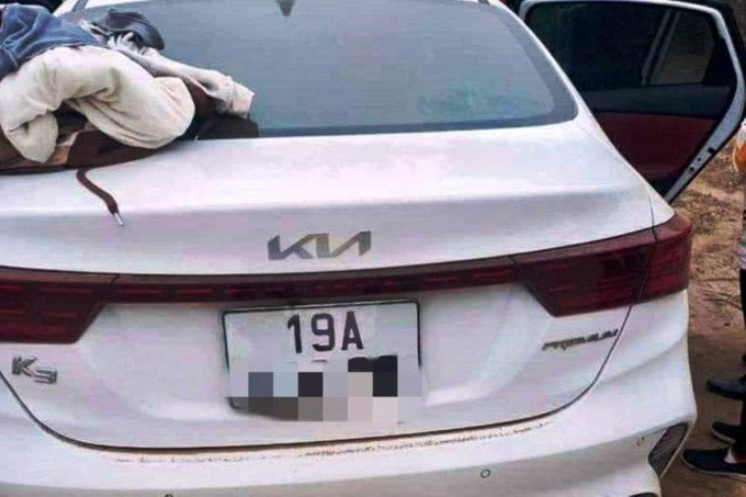 Chiếc ô tô để lại trên bờ (Ảnh: MXH).