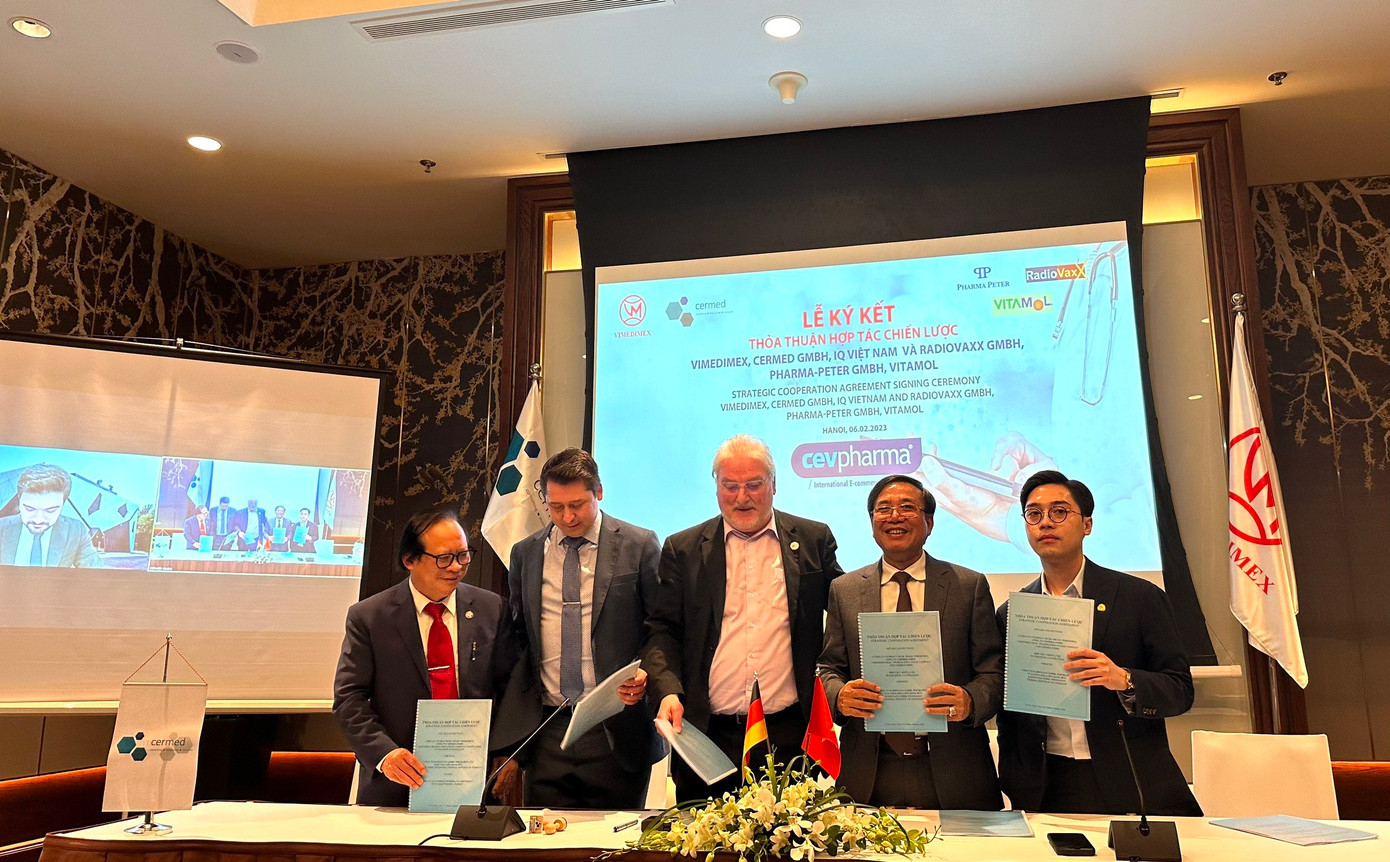 Giáo sư Richard P. Baum (đứng giữa) Chủ tịch Học viện Trung tâm Ung thư Chính xác Quốc tế (ICPO), thành viên Hội đồng của ICPO, chủ tịch Ủy ban khoa học ICPO.