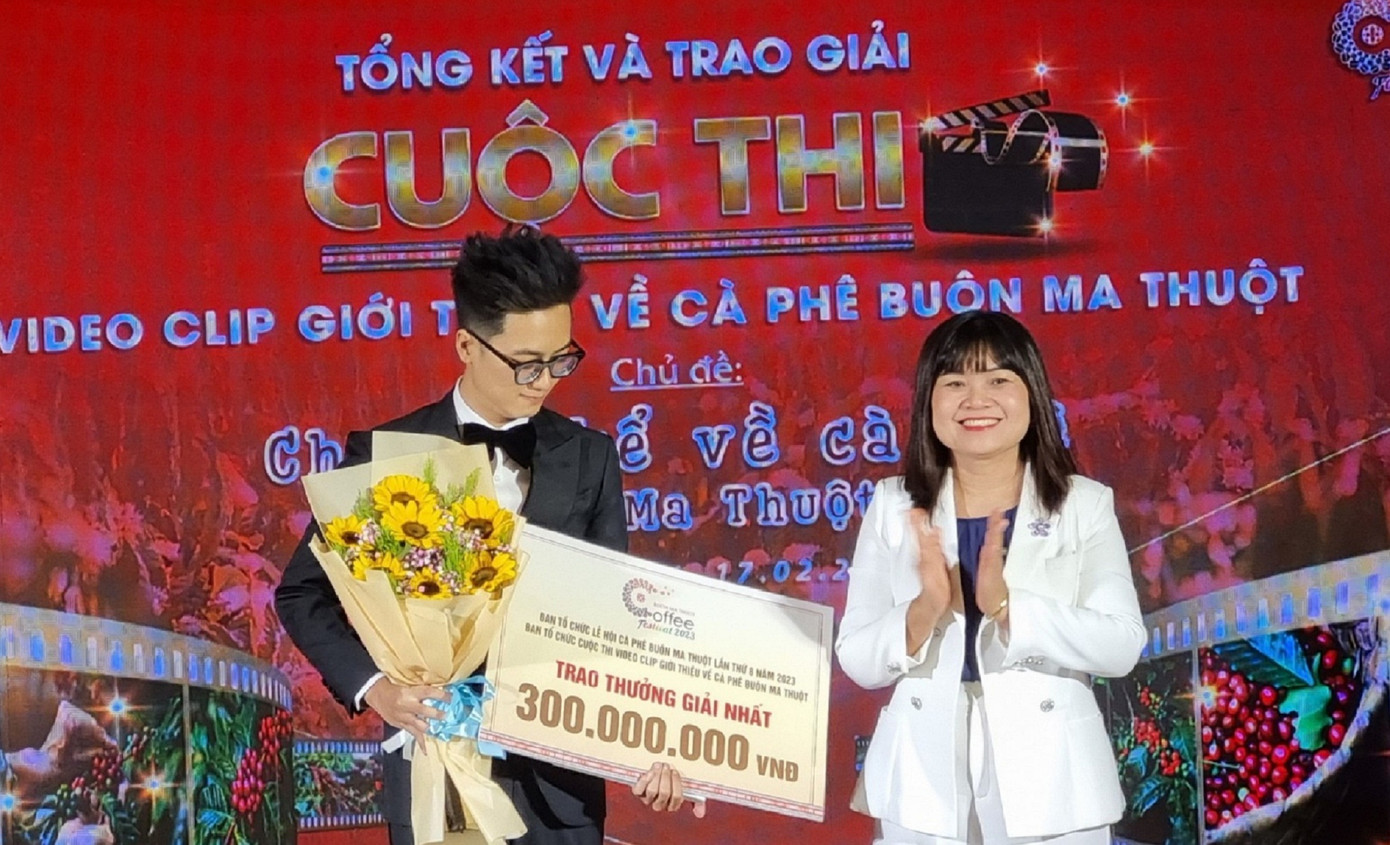 Đại diện Ban tổ chức trao giải nhất cho tác giả Trần Anh Đạt