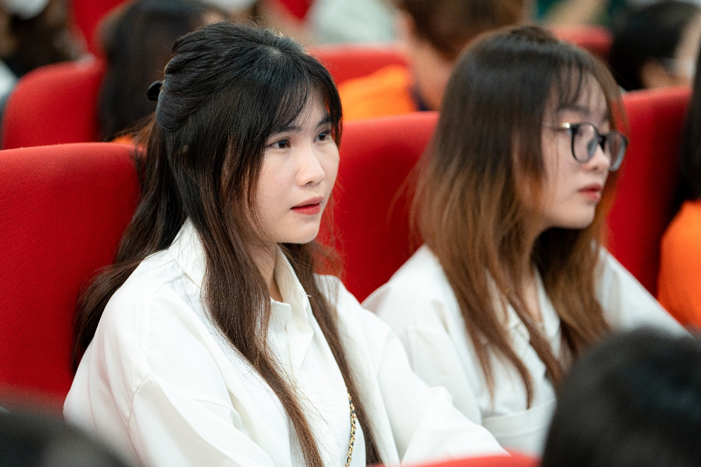 Sinh viên chăm chú lắng nghe những chia sẻ từ diễn giả Sinh viên chăm chú lắng nghe những chia sẻ từ diễn giả