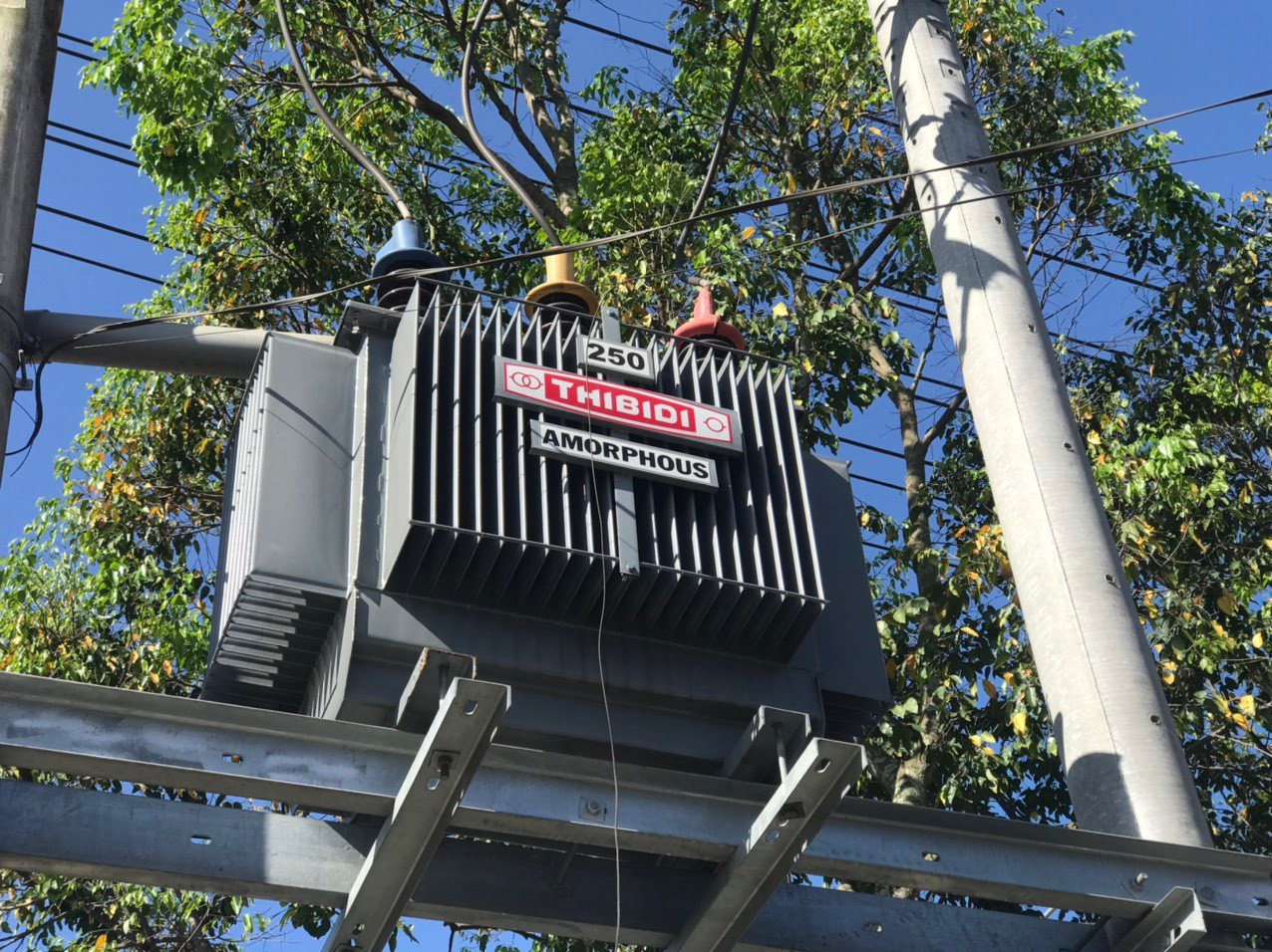 Hình ảnh máy biến áp giả sử dụng thương hiệu THIBIDI tại Bình Phước (khoảng cách vòng tròn 2 bên logo không cân đối và chữ AMORPHOUS khác font so với sản phẩm chính hãng THIBIDI). Hình ảnh máy biến áp giả sử dụng thương hiệu THIBIDI tại Bình Phước (khoảng cách vòng tròn 2 bên logo không cân đối và chữ AMORPHOUS khác font so với sản phẩm chính hãng THIBIDI).