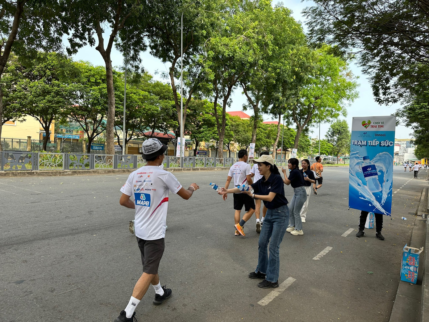 Điểm tiếp sức nước trên hành trình chạy bộ vì trái tim trẻ thơ Điểm tiếp sức nước trên hành trình chạy bộ vì trái tim trẻ thơ