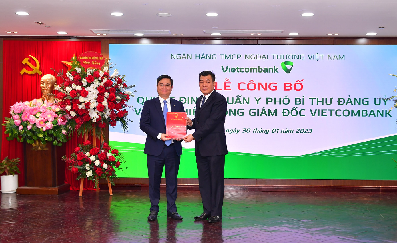 Ông Nguyễn Đức Phong – Phó Bí thư Thường trực Đảng ủy Khối DNTW (bên phải) trao Quyết định của Đảng ủy Khối DNTW chuẩn y chức danh Phó Bí thư Đảng ủy Vietcombank cho ông Nguyễn Thanh Tùng Ông Nguyễn Đức Phong – Phó Bí thư Thường trực Đảng ủy Khối DNTW (bên phải) trao Quyết định của Đảng ủy Khối DNTW chuẩn y chức danh Phó Bí thư Đảng ủy Vietcombank cho ông Nguyễn Thanh Tùng