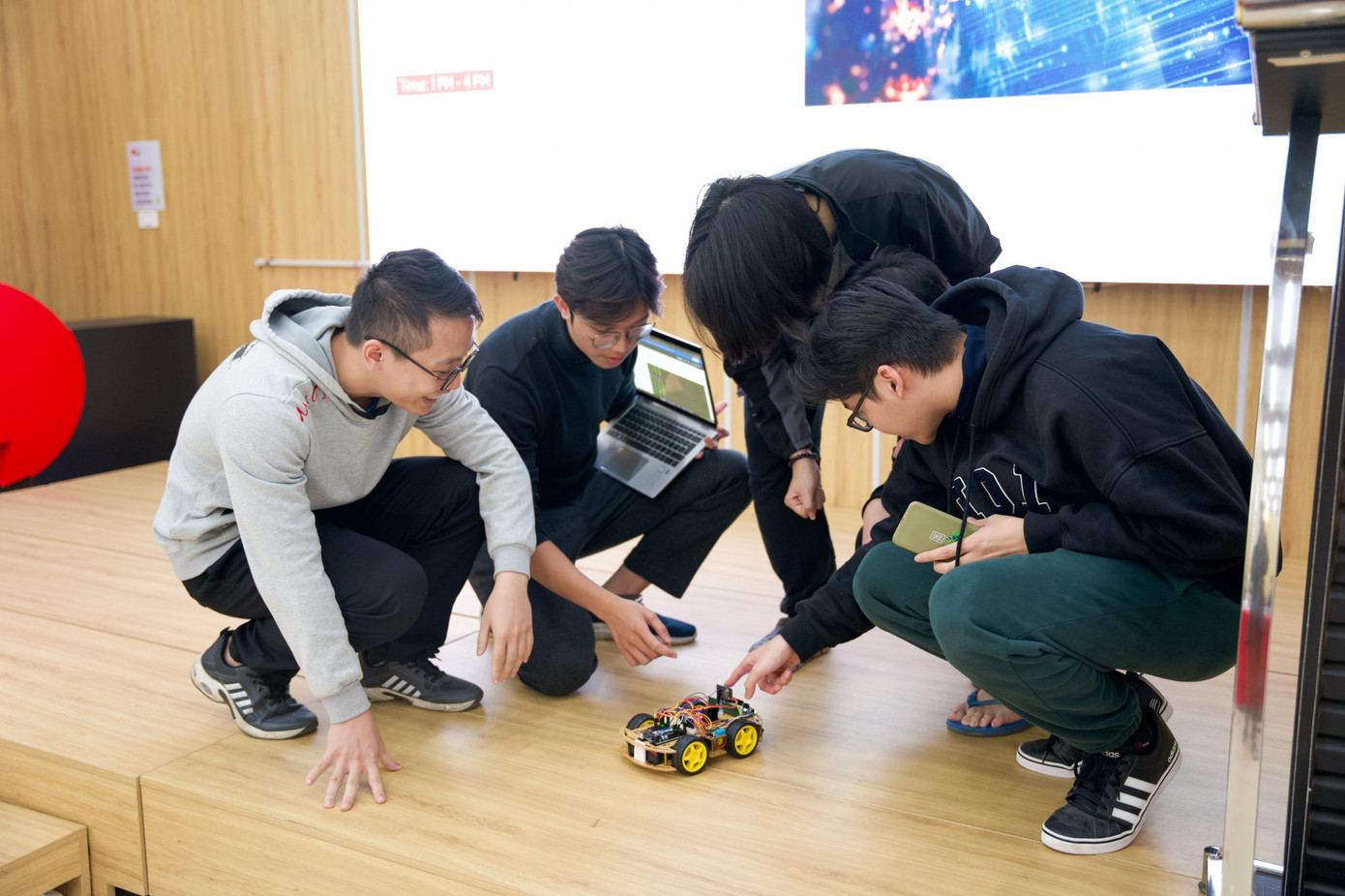 Sinh viên học IT bằng cách trực tiếp tạo lập và vận hành thử nghiệm các mô hình công nghệ. Nguồn ảnh: Swinburne Việt Nam