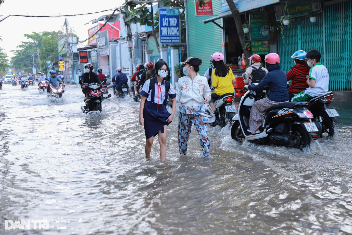 Do xe chết máy khi đi qua đoạn nước ngập sâu, phụ huynh phải xuống xe dẫn con đến trường. Do xe chết máy khi đi qua đoạn nước ngập sâu, phụ huynh phải xuống xe dẫn con đến trường.