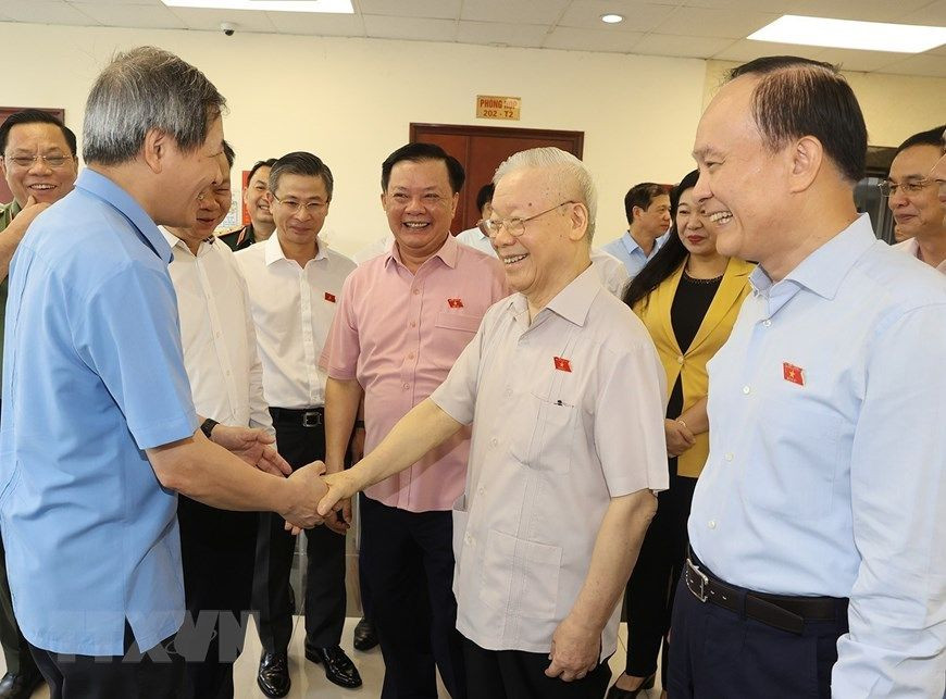 Tổng Bí thư cùng với cử tri Hà Nội. Ảnh TTXVN