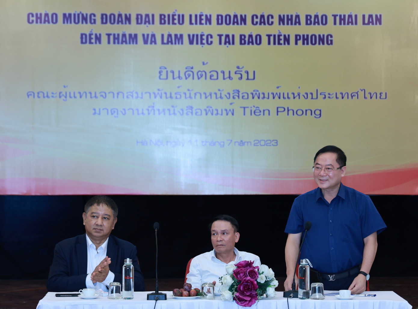 Chủ tịch Hội đồng Báo chí Quốc gia Thái Lan Chavarong Limpattamapanee; Phó Chủ tịch Thường trực Hội Nhà báo Việt Nam Nguyễn Đức Lợi; và nhà báo Lê Xuân Sơn - Tổng Biên tập báo Tiền Phong (từ trái qua phải). (Ảnh: Như Ý) Chủ tịch Hội đồng Báo chí Quốc gia Thái Lan Chavarong Limpattamapanee; Phó Chủ tịch Thường trực Hội Nhà báo Việt Nam Nguyễn Đức Lợi; và nhà báo Lê Xuân Sơn - Tổng Biên tập báo Tiền Phong (từ trái qua phải). (Ảnh: Như Ý)