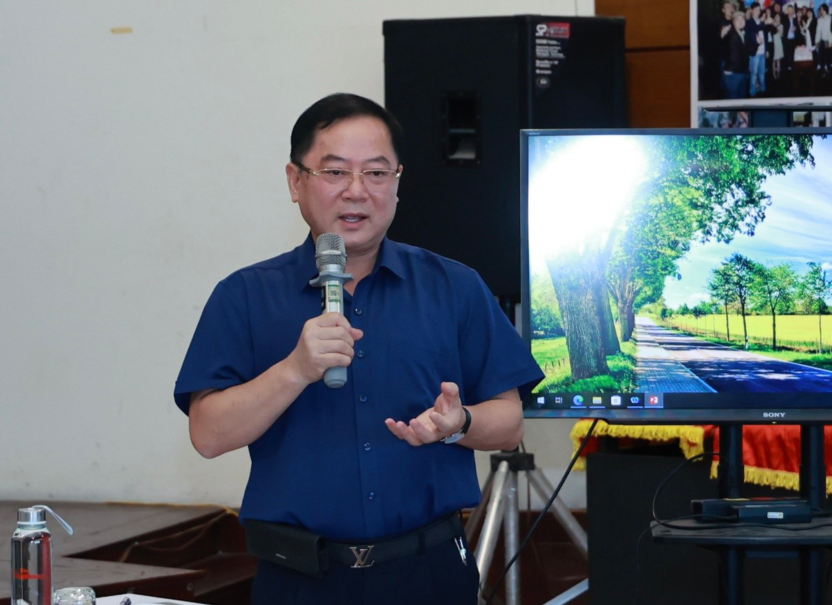 Nhà báo Lê Xuân Sơn - Tổng Biên tập báo Tiền Phong giới thiệu về báo. (Ảnh: Như Ý) Nhà báo Lê Xuân Sơn - Tổng Biên tập báo Tiền Phong giới thiệu về báo. (Ảnh: Như Ý)