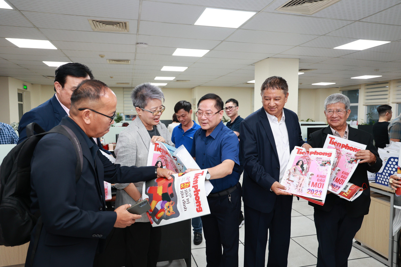 Đoàn thăm phòng làm việc của phóng viên tại trụ sở 15 Hồ Xuân Hương. (Ảnh: Như Ý) Đoàn thăm phòng làm việc của phóng viên tại trụ sở 15 Hồ Xuân Hương. (Ảnh: Như Ý)