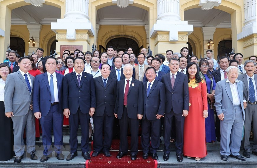 Tổng Bí thư Nguyễn Phú Trọng và các đại biểu chụp ảnh chung. (Ảnh: Trí Dũng/TTXVN)