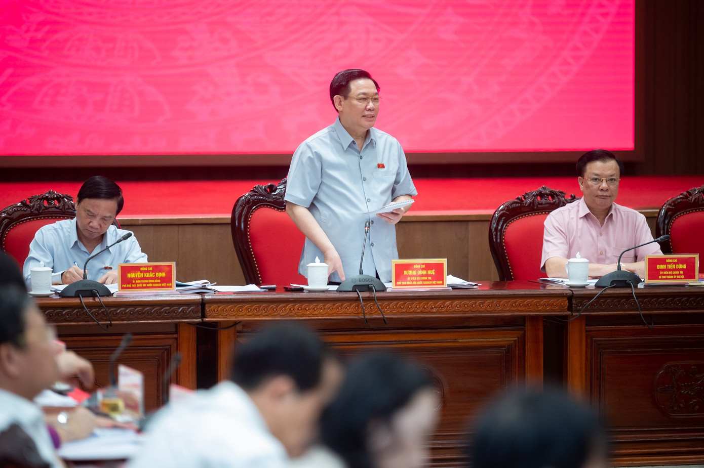 Chủ tịch Quốc hội Vương Đình Huệ gợi ý nội dung thảo luận tại buổi làm việc. Ảnh: QH. Chủ tịch Quốc hội Vương Đình Huệ gợi ý nội dung thảo luận tại buổi làm việc. Ảnh: QH.