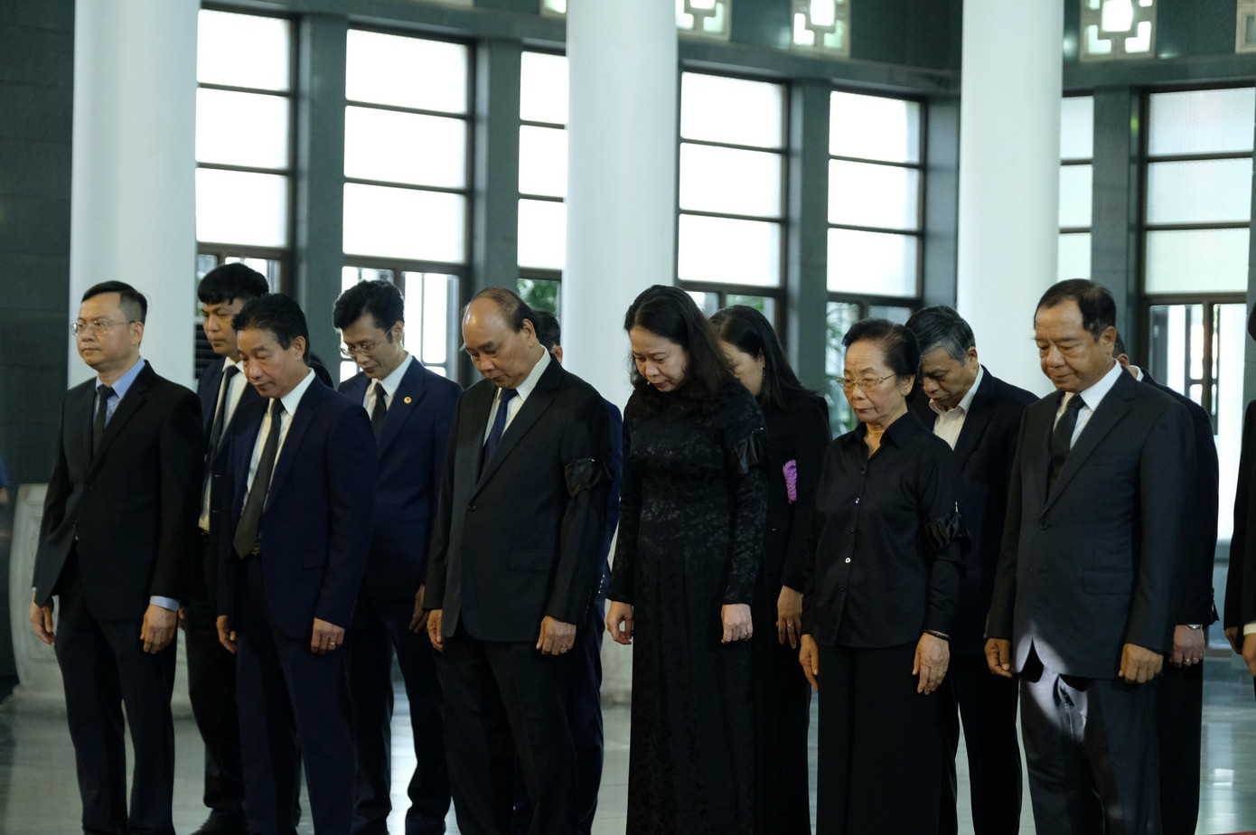 Đoàn Chủ tịch nước do Phó Chủ tịch nước Võ Thị Ánh Xuân làm Trưởng đoàn vào viếng nguyên Phó Thủ tướng Nguyễn Khánh; tham gia cùng đoàn có nguyên Chủ tịch nước Nguyễn Xuân Phúc, nguyên Phó Chủ tịch nước Nguyễn Thị Doan. Chủ tịch nước Võ Văn Thưởng, nguyên Phó Chủ tịch nước Đặng Thị Ngọc Thịnh gửi vòng hoa kính viếng. Đoàn Chủ tịch nước do Phó Chủ tịch nước Võ Thị Ánh Xuân làm Trưởng đoàn vào viếng nguyên Phó Thủ tướng Nguyễn Khánh; tham gia cùng đoàn có nguyên Chủ tịch nước Nguyễn Xuân Phúc, nguyên Phó Chủ tịch nước Nguyễn Thị Doan. Chủ tịch nước Võ Văn Thưởng, nguyên Phó Chủ tịch nước Đặng Thị Ngọc Thịnh gửi vòng hoa kính viếng.