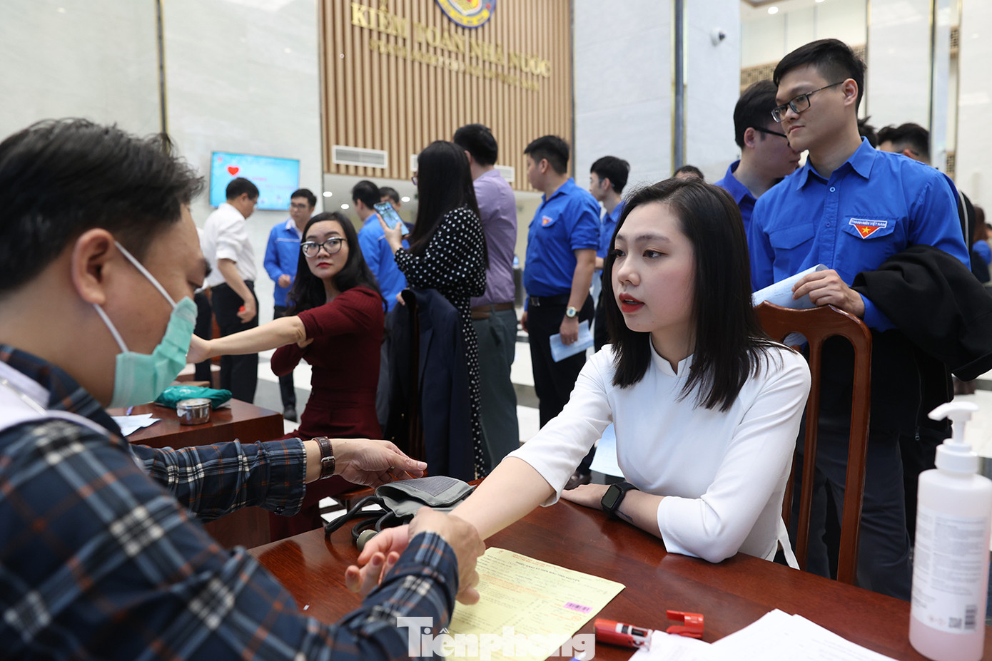 Các bạn trẻ đoàn viên thanh niên KTNN hưởng ứng thông điệp trong ngày hội hiến máu tình nguyện.