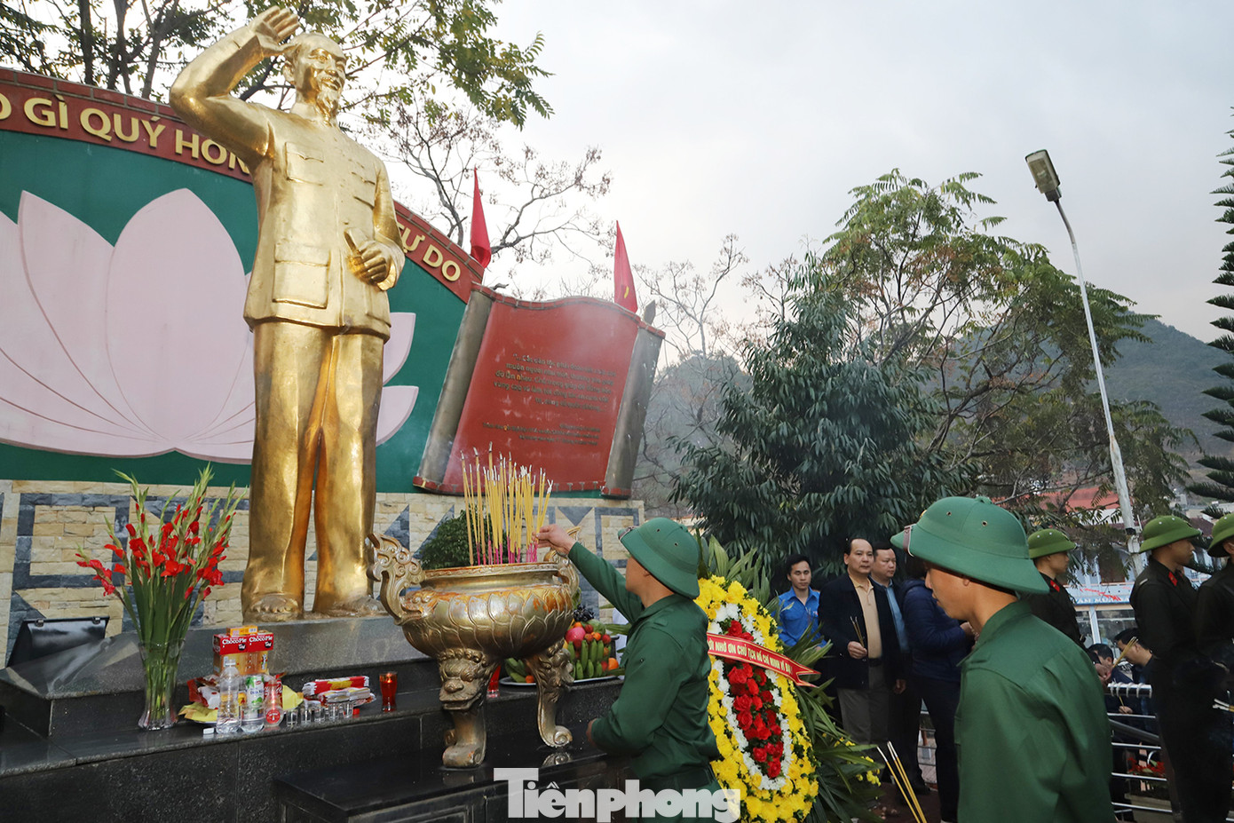 Trước khi lên đường nhập ngũ các tân binh đã thắp hương tại tượng đài Bác Hồ.