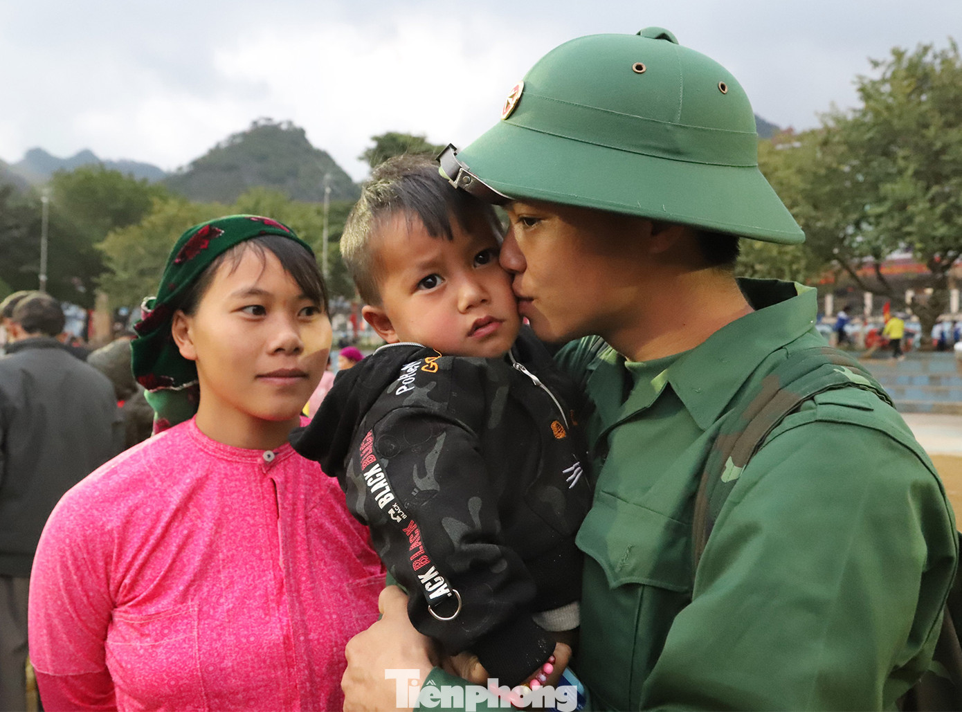 Tân binh chia tay gia đình.